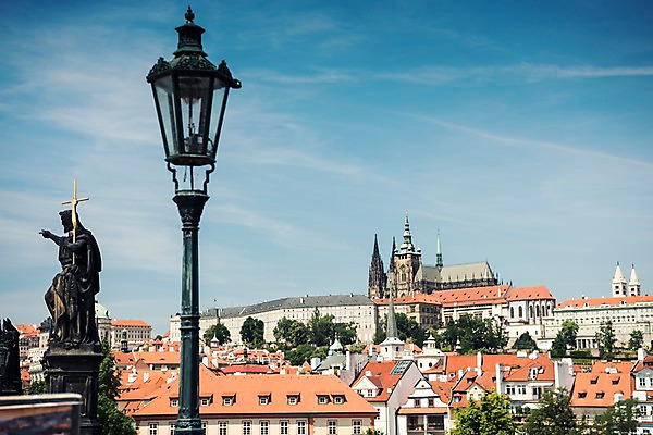 포토 JPG 주간 해외풍경 해외 유럽 가로등 유럽풍경 하늘 풍경 사람없음 야외 건물 동상 체코 프라하 동유럽 프라하성 국내포토 자연요소 건축물 공공시설 나라 조형물 성 기념물 파일형식