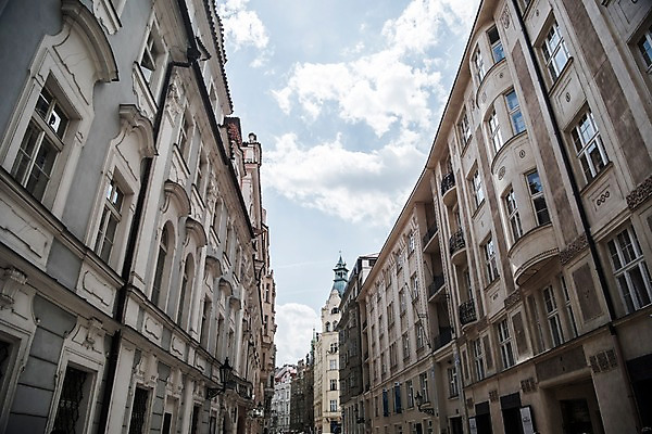 포토 JPG 주간 구름 해외풍경 해외 유럽 로우앵글 유럽풍경 하늘 풍경 사람없음 야외 건물 체코 프라하 동유럽 국내포토 자연요소 건축물 나라 뷰포인트 파일형식