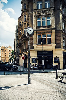 포토 자연요소 해외 건축물 유럽 나라 육상교통 다수 사람 풍경 체코 파일형식 여행객 여러명 구름 하늘 자동차 길 건물 시계 해외풍경 유럽풍경 프라하 JPG 동유럽 주간 야외 국내포토