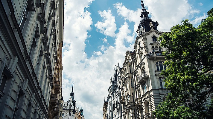 포토 자연요소 식물 해외 건축물 유럽 나라 뷰포인트 풍경 체코 파일형식 건물 나무 구름 하늘 로우앵글 해외풍경 유럽풍경 사람없음 프라하 JPG 동유럽 주간 야외 국내포토