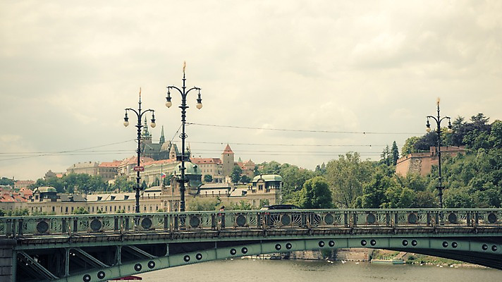 포토 JPG 주간 나무 해외풍경 해외 유럽 가로등 유럽풍경 하늘 풍경 사람없음 야외 건물 강 체코 프라하 동유럽 프라하성 가교 국내포토 자연요소 식물 건축물 공공시설 나라 성 파일형식