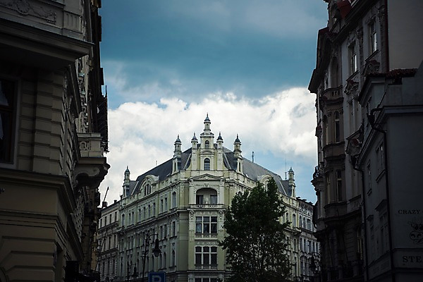 포토 JPG 주간 나무 구름 해외풍경 해외 유럽 유럽풍경 하늘 풍경 사람없음 야외 건물 체코 프라하 동유럽 국내포토 자연요소 식물 건축물 나라 파일형식