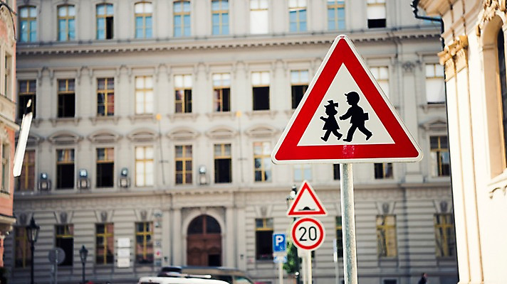 포토 JPG 주간 해외풍경 해외 유럽 유럽풍경 풍경 사람없음 야외 건물 아웃포커스 표지판 체코 프라하 동유럽 국내포토 자연요소 건축물 나라 알림판 촬영기법 파일형식