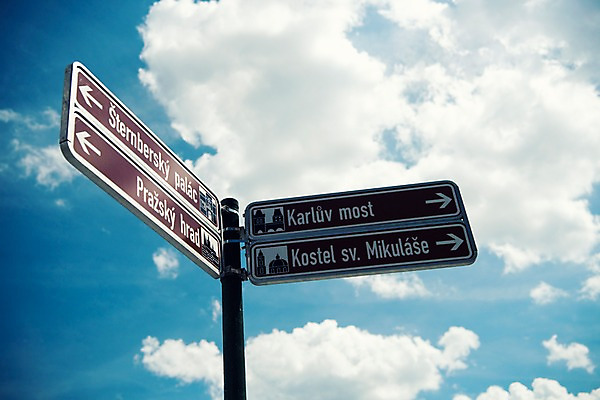 포토 JPG 주간 구름 해외풍경 해외 유럽 로우앵글 유럽풍경 하늘 풍경 사람없음 야외 표지판 체코 프라하 동유럽 국내포토 자연요소 나라 뷰포인트 알림판 파일형식