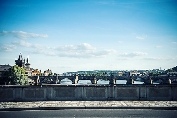 포토 JPG 주간 나무 해외풍경 해외 유럽 유럽풍경 하늘 풍경 사람없음 야외 건물 강 체코 프라하 동유럽 카를교 가교 국내포토 자연요소 식물 건축물 나라 다리_건축물 파일형식