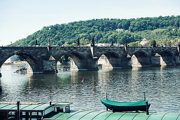 포토 JPG 주간 나무 해외풍경 해외 유럽 유럽풍경 하늘 풍경 사람없음 야외 강 체코 프라하 동유럽 블타바강 카를교 가교 선박 국내포토 자연요소 식물 건축물 나라 수상교통 다리_건축물 파일형식
