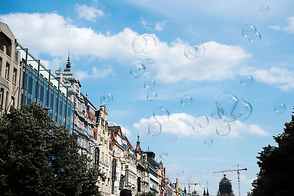포토 JPG 주간 나무 구름 해외풍경 해외 유럽 유럽풍경 하늘 풍경 사람없음 야외 건물 비눗방울 체코 프라하 동유럽 국내포토 자연요소 식물 건축물 나라 파일형식