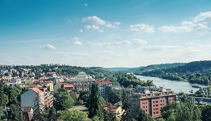 포토 JPG 주간 나무 구름 해외풍경 해외 유럽 유럽풍경 하늘 풍경 사람없음 야외 건물 강 체코 프라하 동유럽 국내포토 자연요소 식물 건축물 나라 파일형식