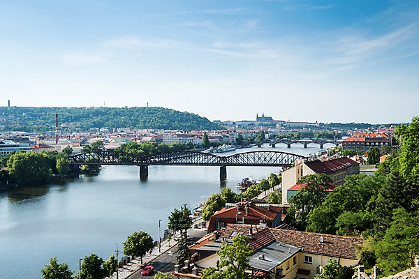 포토 JPG 주간 나무 해외풍경 해외 유럽 도로 유럽풍경 자동차 하늘 풍경 사람없음 야외 건물 강 체코 프라하 동유럽 블타바강 가교 국내포토 자연요소 식물 건축물 나라 길 육상교통 교통시설 파일형식