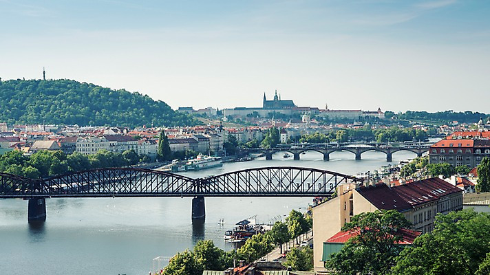 포토 JPG 주간 나무 해외풍경 해외 유럽 유럽풍경 하늘 풍경 사람없음 야외 건물 강 체코 프라하 동유럽 블타바강 가교 국내포토 자연요소 식물 건축물 나라 파일형식