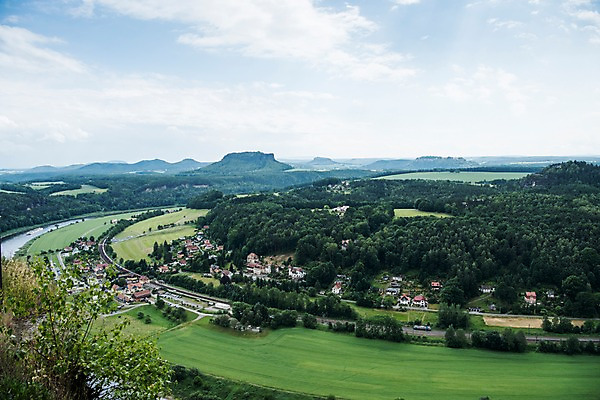 포토 JPG 주간 나무 해외풍경 해외 유럽 유럽풍경 자연 독일 풍경 초원 사람없음 야외 건물 하이앵글 동유럽 작센스위스 국내포토 자연요소 식물 건축물 나라 뷰포인트 생태계 파일형식