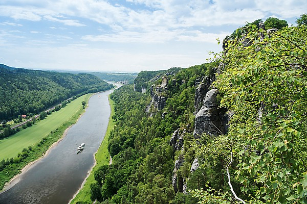 포토 JPG 주간 나무 해외풍경 해외 유럽 유럽풍경 자연 하늘 독일 풍경 초원 사람없음 야외 강 절벽 유람선 동유럽 선박 작센스위스 국내포토 자연요소 식물 나라 수상교통 배_교통 생태계 파일형식