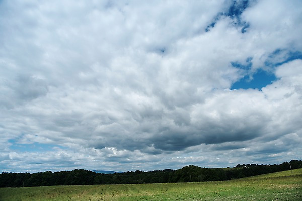 포토 JPG 주간 구름 해외풍경 해외 유럽 유럽풍경 자연 하늘 풍경 초원 사람없음 야외 체코 프라하 동유럽 국내포토 자연요소 나라 생태계 파일형식