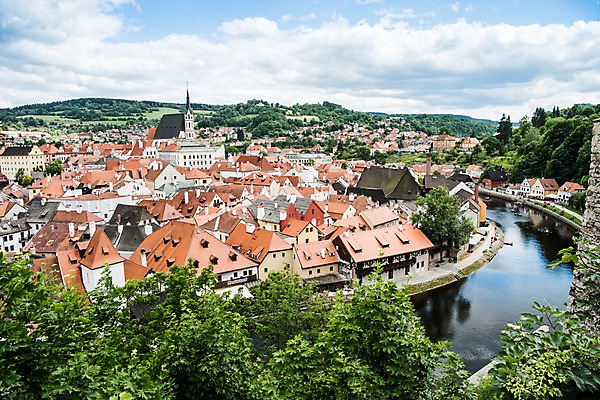 포토 JPG 주간 나무 구름 해외풍경 해외 유럽 유럽풍경 하늘 지붕 주택 풍경 사람없음 야외 건물 강 체코 프라하 동유럽 국내포토 자연요소 식물 건축물 나라 파일형식