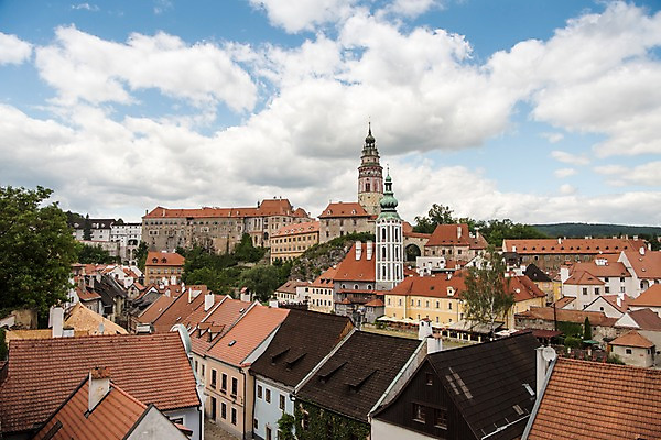 포토 JPG 주간 나무 구름 해외풍경 해외 유럽 유럽풍경 하늘 지붕 풍경 사람없음 야외 건물 체코 프라하 동유럽 체스키크룸루프 국내포토 자연요소 식물 건축물 나라 파일형식