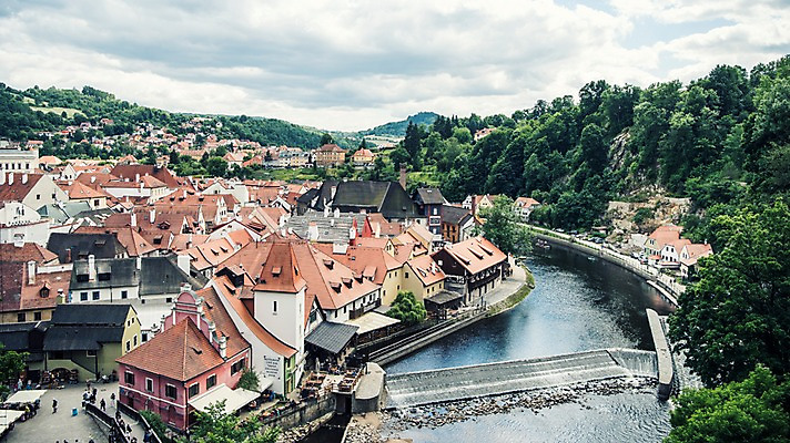 포토 JPG 주간 나무 해외풍경 해외 유럽 유럽풍경 하늘 지붕 풍경 사람없음 야외 건물 강 체코 프라하 동유럽 체스키크룸루프 국내포토 자연요소 식물 건축물 나라 파일형식