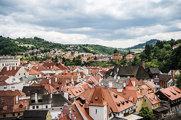 포토 JPG 주간 나무 해외풍경 해외 유럽 유럽풍경 하늘 지붕 풍경 사람없음 야외 건물 체코 프라하 동유럽 체스키크룸루프 국내포토 자연요소 식물 건축물 나라 파일형식