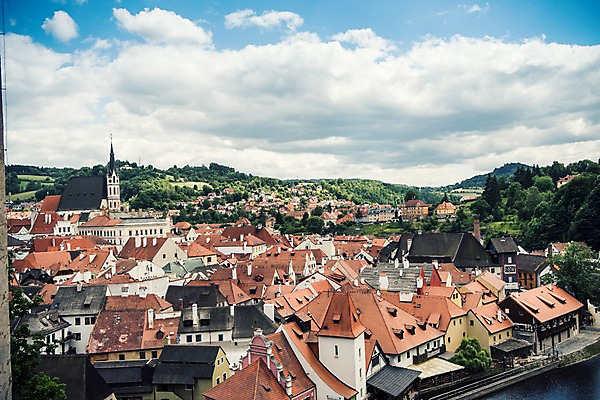 포토 JPG 주간 구름 해외풍경 해외 유럽 유럽풍경 하늘 지붕 풍경 사람없음 야외 건물 체코 프라하 동유럽 체스키크룸루프 국내포토 자연요소 건축물 나라 파일형식