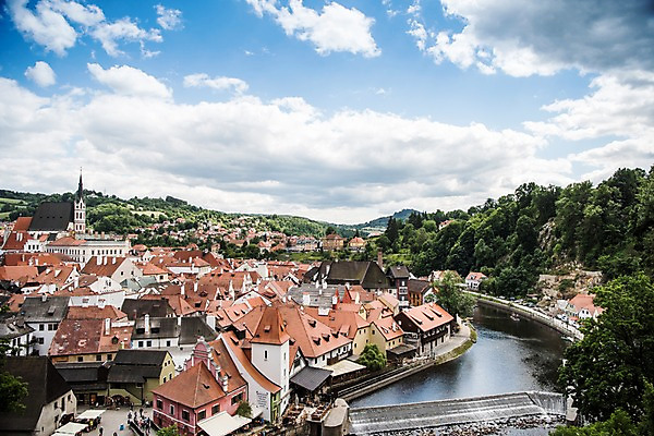 포토 JPG 주간 나무 구름 해외풍경 해외 유럽 유럽풍경 하늘 지붕 풍경 사람없음 야외 건물 강 체코 프라하 동유럽 체스키크룸루프 국내포토 자연요소 식물 건축물 나라 파일형식