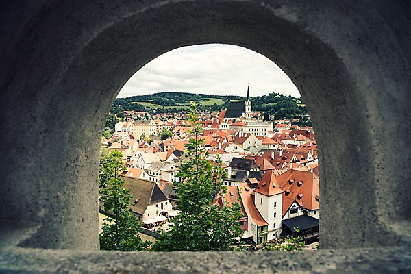 포토 JPG 주간 나무 해외풍경 해외 유럽 유럽풍경 하늘 지붕 풍경 사람없음 야외 건물 아웃포커스 아치 체코 프라하 동유럽 체스키크룸루프 국내포토 자연요소 식물 건축물 나라 촬영기법 파일형식
