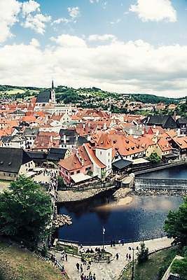 포토 JPG 주간 나무 구름 해외풍경 해외 유럽 유럽풍경 하늘 지붕 사람 풍경 여러명 야외 건물 강 여행객 체코 프라하 동유럽 체스키크룸루프 국내포토 자연요소 식물 건축물 나라 다수 파일형식