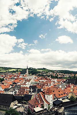 포토 JPG 주간 나무 구름 해외풍경 해외 유럽 유럽풍경 하늘 지붕 풍경 사람없음 야외 건물 체코 프라하 동유럽 체스키크룸루프 국내포토 자연요소 식물 건축물 나라 파일형식