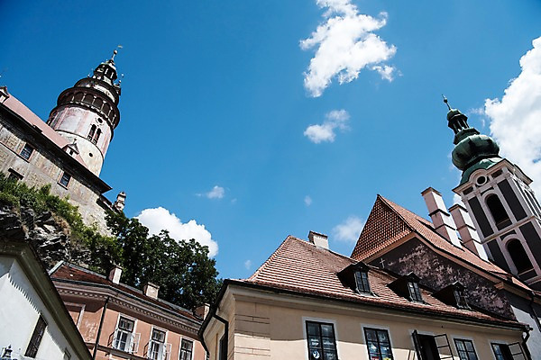포토 JPG 주간 구름 해외풍경 해외 유럽 로우앵글 유럽풍경 하늘 풍경 사람없음 야외 건물 체코 프라하 동유럽 체스키크룸루프 국내포토 자연요소 건축물 나라 뷰포인트 파일형식