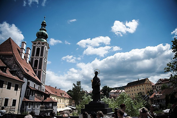 포토 JPG 주간 나무 구름 해외풍경 해외 유럽 유럽풍경 하늘 풍경 사람없음 야외 건물 동상 체코 프라하 동유럽 체스키크룸루프 국내포토 자연요소 식물 건축물 나라 조형물 기념물 파일형식