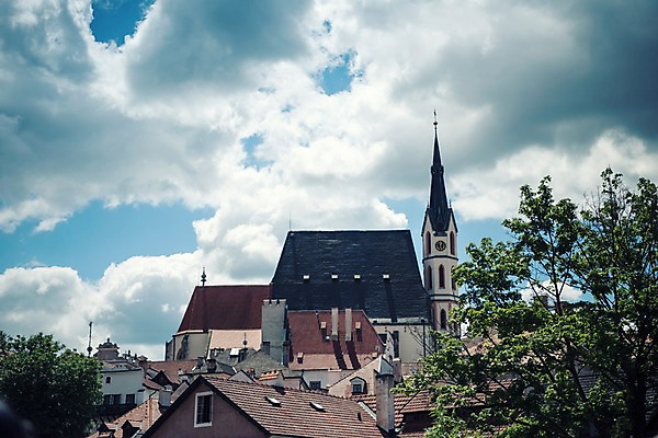 포토 JPG 주간 나무 구름 해외풍경 해외 유럽 유럽풍경 하늘 지붕 풍경 사람없음 야외 건물 체코 프라하 동유럽 체스키크룸루프 국내포토 자연요소 식물 건축물 나라 파일형식