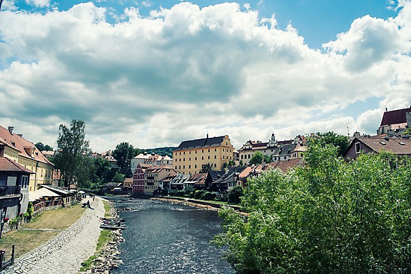 포토 JPG 주간 나무 구름 해외풍경 해외 유럽 유럽풍경 하늘 주택 풍경 사람없음 야외 건물 강 체코 프라하 동유럽 체스키크룸루프 국내포토 자연요소 식물 건축물 나라 파일형식