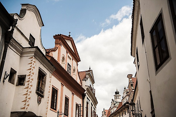 포토 JPG 주간 구름 해외풍경 해외 유럽 유럽풍경 하늘 풍경 사람없음 야외 건물 체코 프라하 동유럽 체스키크룸루프 국내포토 자연요소 건축물 나라 파일형식