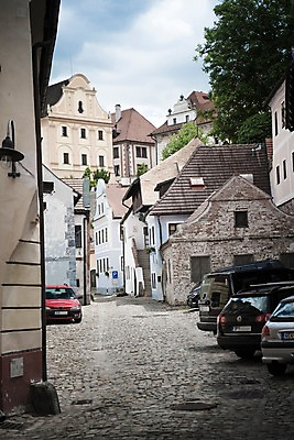 포토 JPG 주간 나무 구름 해외풍경 해외 유럽 길 유럽풍경 자동차 하늘 풍경 사람없음 야외 건물 체코 프라하 동유럽 체스키크룸루프 국내포토 자연요소 식물 건축물 나라 육상교통 파일형식