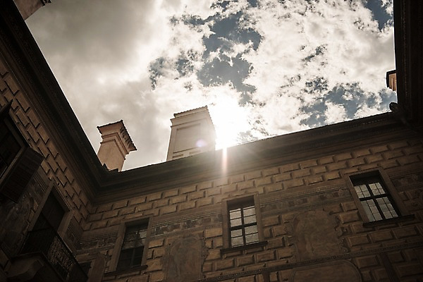 포토 JPG 주간 구름 해외풍경 해외 유럽 로우앵글 유럽풍경 하늘 풍경 사람없음 야외 건물 빛 체코 프라하 동유럽 체스키크룸루프 국내포토 자연요소 건축물 나라 뷰포인트 파일형식