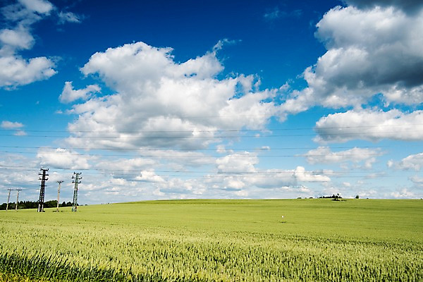 포토 JPG 주간 구름 해외풍경 해외 유럽 유럽풍경 하늘 풍경 초원 사람없음 야외 체코 프라하 송전탑 동유럽 국내포토 자연요소 나라 탑 파일형식