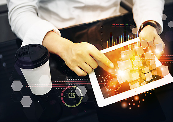 PSD 편집 편집이미지 손 남자 커피 비즈니스 그래프 한명 성인 신체부위 태블릿 디지털 블록 터치 양손 비즈니스맨 스마트 테이크아웃컵 홀로그램 이미지편집 1 음료 컨셉 사람 컵 전자제품 스마트기기 직장인 파일형식