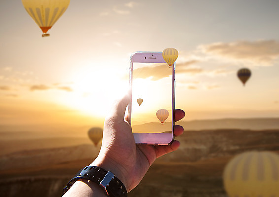 PSD 구름 편집 편집이미지 손 여행 하늘 한손 한명 들기 취미 신체부위 스마트폰 노을 가을 열기구 손목시계 이미지편집 자연요소 1 계절 시계 장신구 항공교통 모션 사람 핸드폰 스마트기기 파일형식