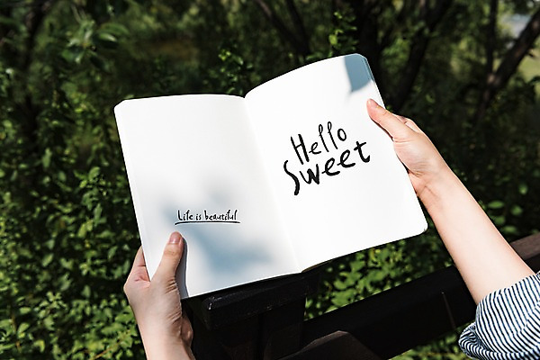 주간 PSD 편집이미지 손 캘리그라피 들기 야외 신체부위 공책 풀 목업 이미지편집 자연요소 식물 모션 문구용품 사람 파일형식