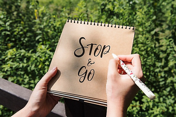 주간 PSD 편집이미지 손 캘리그라피 들기 야외 신체부위 볼펜 공책 풀 목업 이미지편집 자연요소 식물 모션 문구용품 사람 펜 파일형식