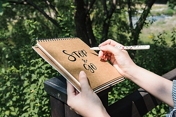 주간 PSD 편집이미지 손 캘리그라피 들기 야외 신체부위 볼펜 공책 풀 목업 이미지편집 자연요소 식물 모션 문구용품 사람 펜 파일형식