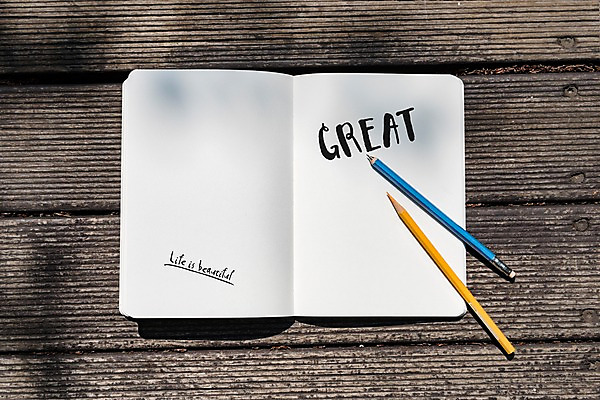 주간 PSD 편집이미지 캘리그라피 색연필 사람없음 야외 연필 공책 목업 나무배경 이미지편집 자연요소 백그라운드 문구용품 학용품 필기구 파일형식