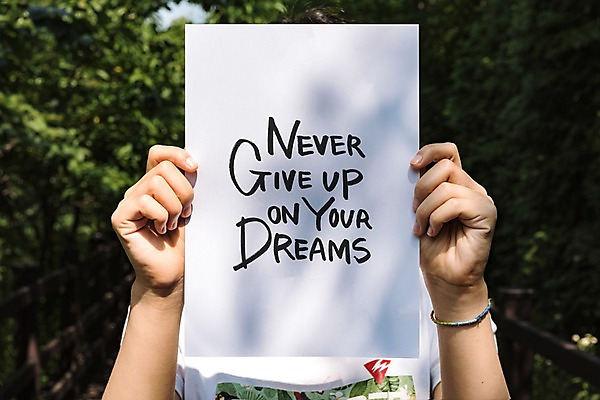 주간 PSD 편집이미지 종이 캘리그라피 한명 들기 상반신 야외 앞모습 목업 이미지편집 자연요소 1 뷰포인트 모션 사람 파일형식