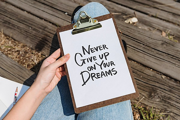 주간 PSD 편집이미지 종이 한명 들기 야외 연필 공책 하반신 파일 목업 이미지편집 자연요소 1 모션 문구용품 학용품 사람 필기구 파일형식