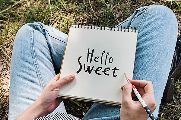 주간 PSD 편집이미지 캘리그라피 한명 들기 앉기 잔디 야외 하반신 스프링노트 이미지편집 자연요소 식물 1 모션 사람 공책 파일형식