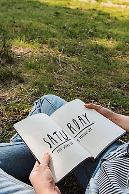 주간 PSD 편집이미지 캘리그라피 한명 앉기 잔디 야외 다이어리 공책 하반신 목업 이미지편집 자연요소 식물 1 모션 문구용품 사람 사무용품 파일형식