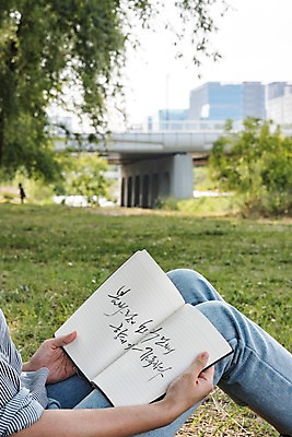 주간 PSD 편집이미지 캘리그라피 한명 앉기 잔디 야외 다이어리 공책 하반신 목업 이미지편집 자연요소 식물 1 모션 문구용품 사람 사무용품 파일형식