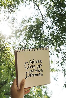 주간 PSD 나무 편집이미지 손 잎 들기 야외 신체부위 햇빛 공책 스프링노트 목업 이미지편집 자연요소 식물 모션 문구용품 사람 태양 파일형식