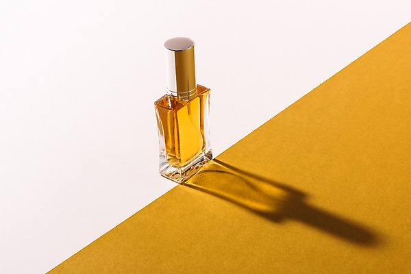 포토 JPG 스튜디오촬영 컬러 실내 그림자 사람없음 컬러풀 노란색 향수 향수병 국내포토 내부 화장품 병_담는 파일형식