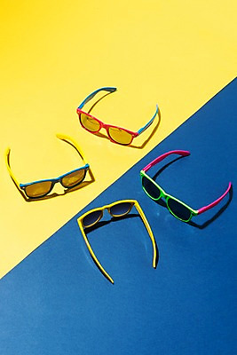 포토 JPG 스튜디오촬영 컬러 실내 사람없음 여름 파란색 컬러풀 선글라스 노란색 국내포토 계절 안경 내부 파일형식