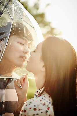 포토 JPG 주간 커플 공원 여자 남자 데이트 우산 키스 서기 상반신 20대 성인 야외 두명 옆모습 아웃포커스 눈감음 한국인 국내포토 자연요소 공공시설 뷰포인트 관계 모션 촬영기법 사람 동양인 청년 애정표현 파일형식