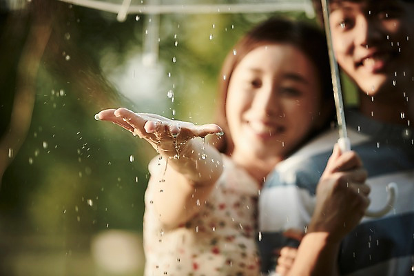 포토 JPG 주간 커플 응시 공원 여자 남자 데이트 우산 서기 미소 들기 상반신 20대 성인 야외 두명 앞모습 아웃포커스 한국인 비 빗방울 국내포토 자연요소 시선 공공시설 뷰포인트 관계 모션 날씨 촬영기법 표정 사람 동양인 청년 비_날씨 파일형식